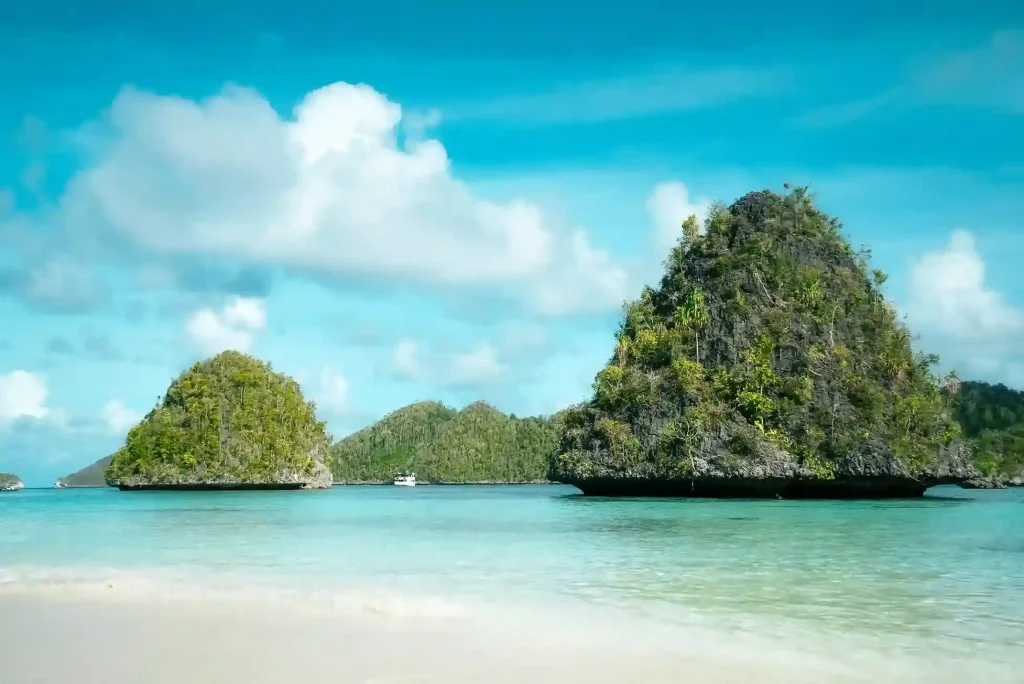 Best Time to Visit Raja Ampat by Yacht
